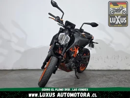 Alternative view of KTM Duke 390 2023